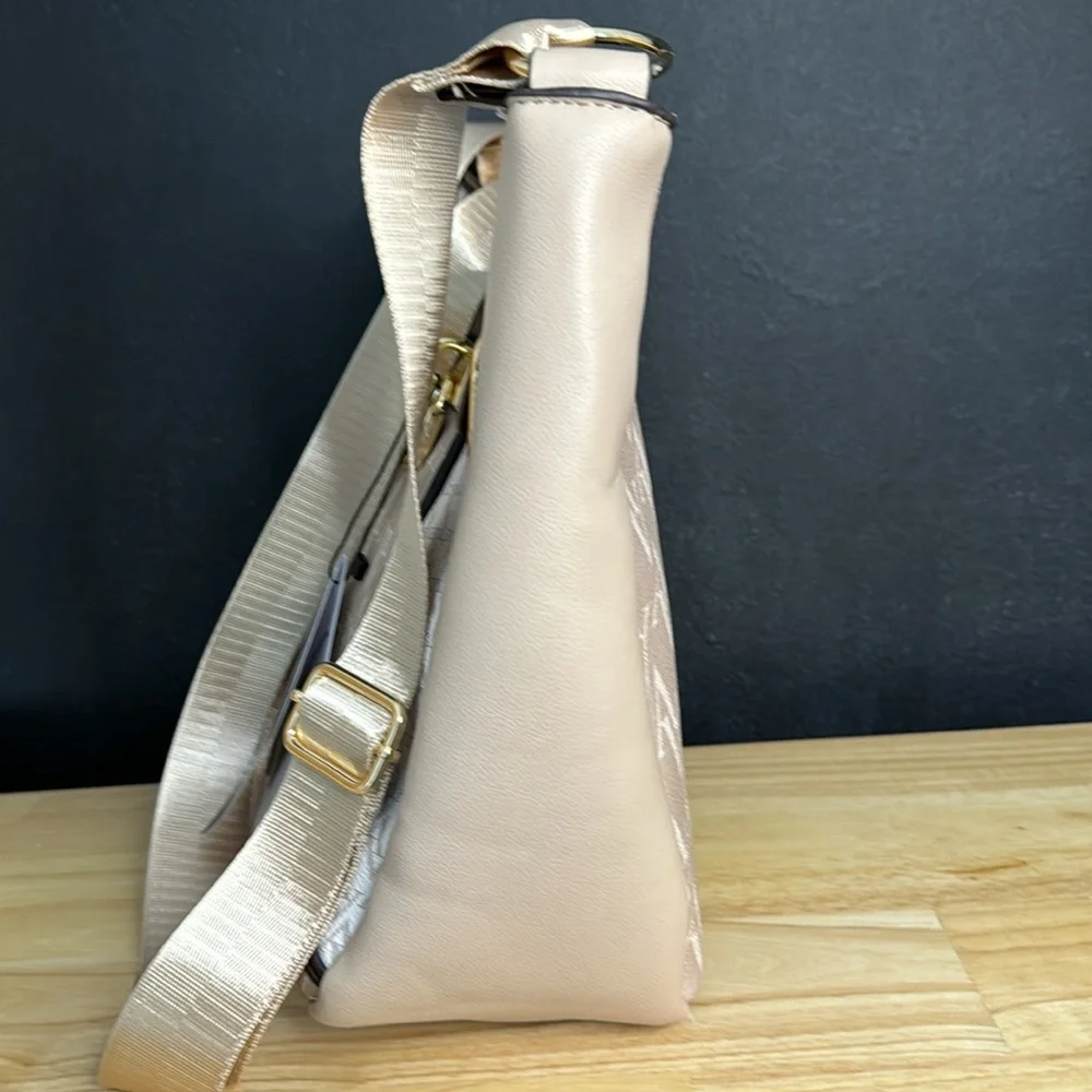 NWT Adrienne Vittadini Serafina Signature Collection Hobo Handbag in Taupe/Cream